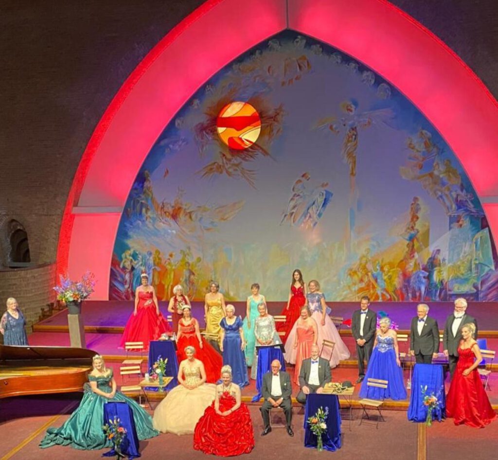 Groepsfoto van het Zuid-Nederlands Opera- en Operettekoor Wilhelmina na hun eerste concertoptreden in Breda.