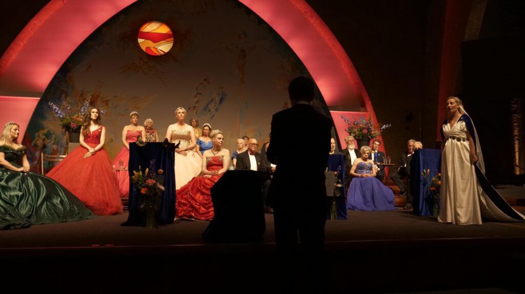 oorleden brengen een dramatische scène op het toneel, met expressieve zang en theatrale belichting.