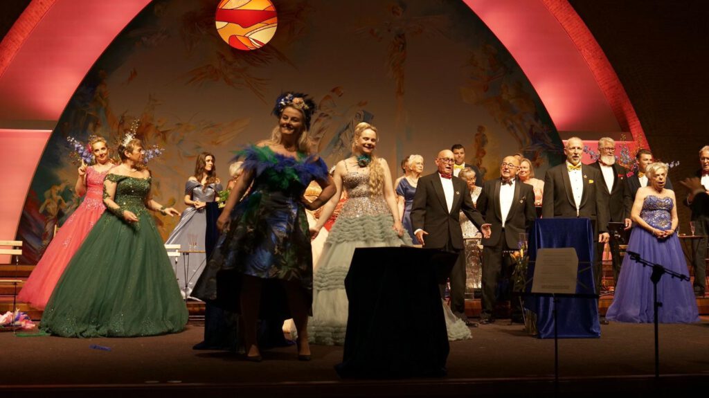 Opera- en operettezangeressen in glinsterende avondjurken zingen in harmonie tijdens het openingsconcert in Breda.