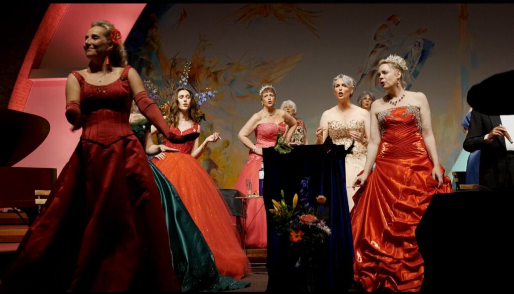 Operazangeres maakt buiging na haar solo tijdens het concert van Stichting Zuid-Nederlands Opera en Operettekoor Wilhelmina.